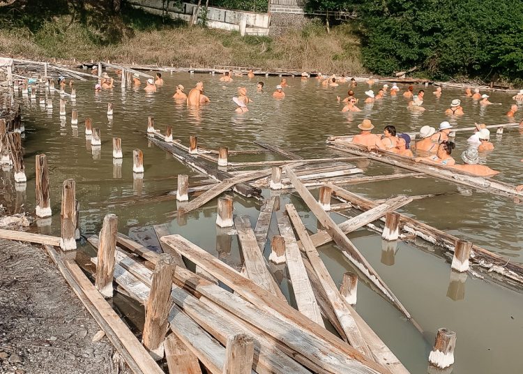 Apel pentru reabilitarea fostelor băi sărate de la Jabenița