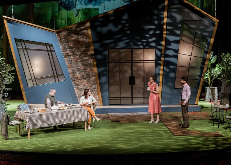 Comedie la superlativ: „Totul e relativ“ de Alan Ayckbourn, în regia lui Claudiu Goga