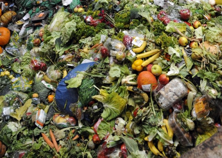 Ervin Molnar, deputat: “Magazinele de alimente vor fi obligate să reducă prețul alimentelor înainte de data expirării”